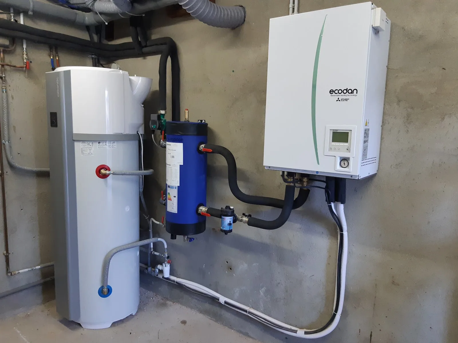 Pompe à chaleur air/eau et ballon d'eau chaude installés dans un local technique par Air Eco Therm