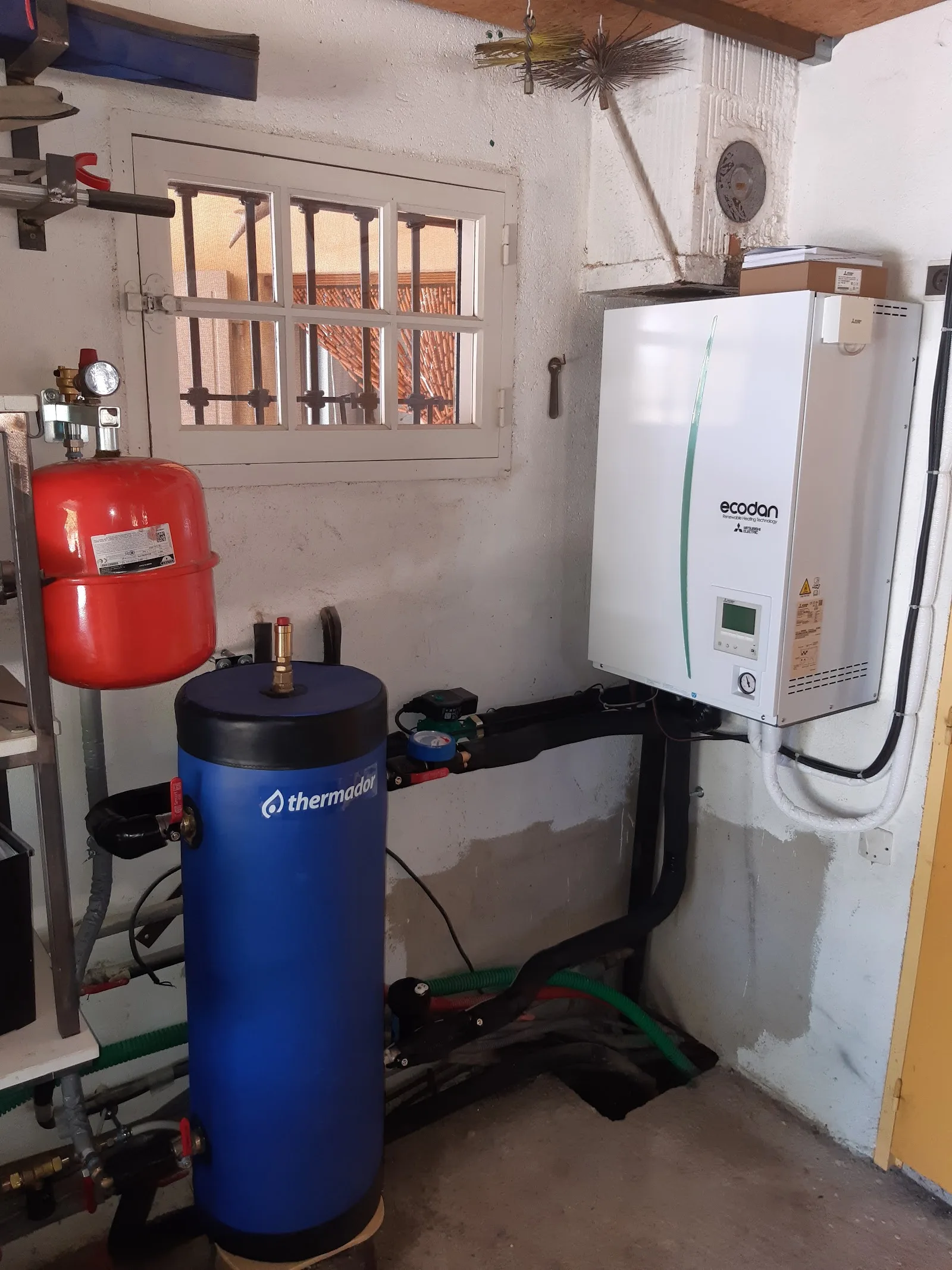 Local technique avec pompe à chaleur, ballon et vase d'expansion installés par Air Eco Therm