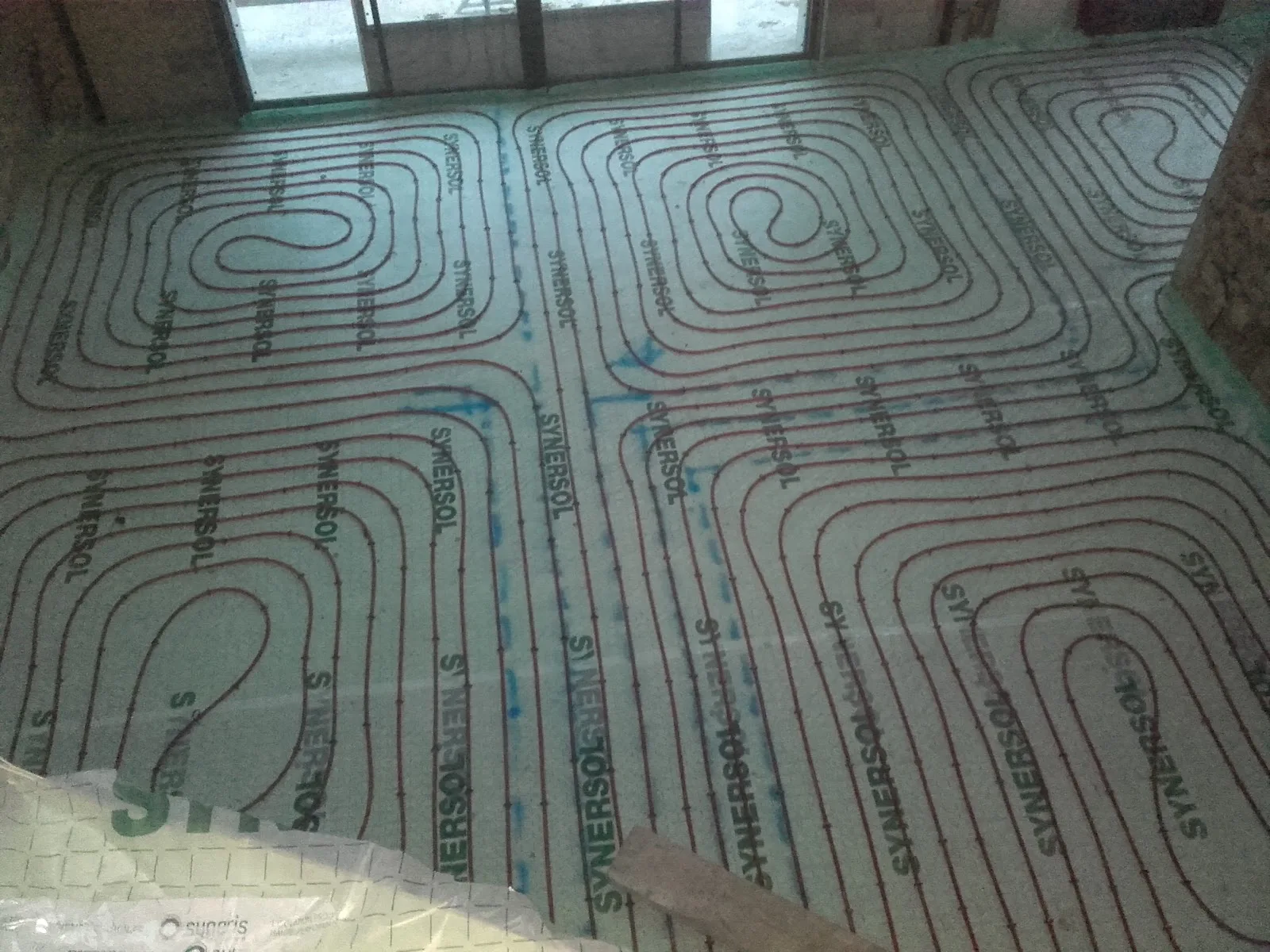 Réseau de plancher chauffant hydraulique posé sur isolant avant chape